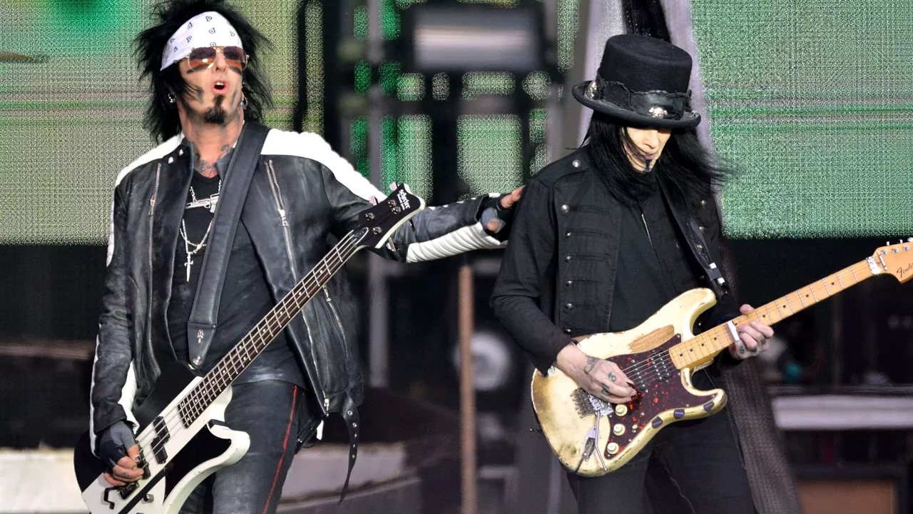 Mick Mars est très remonté contre Mötley Crüe : "J'ai fait vivre ces enf*irés pendant des années" Mick Mars est très remonté contre Mötley Crüe : "J'ai fait vivre ces enf*irés pendant des années"