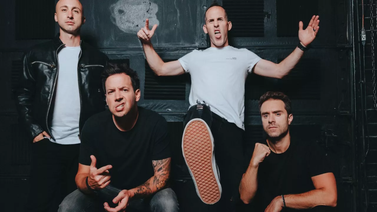 Simple Plan s’associe à LØLØ pour une nouvelle version du hit « I’m Just a Kid » (vidéo) Simple Plan s’associe à LØLØ pour une nouvelle version du hit « I’m Just a Kid » (vidéo)