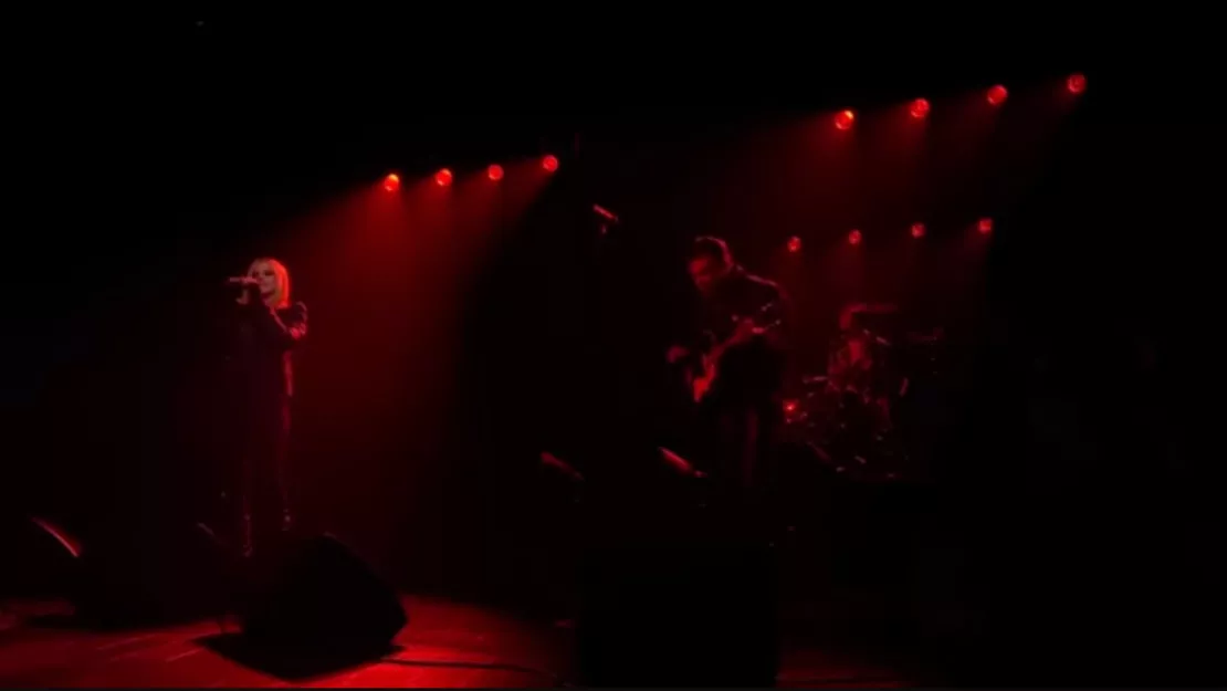 Avril Lavigne et Yungblud jouent « I’m A Mess » en live avec Travis Barker (vidéo)