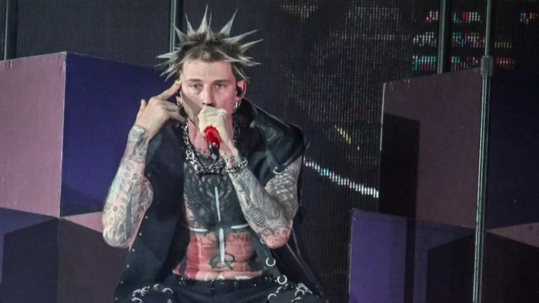 Machine Gun Kelly se fait huer durant le Hellfest lors de sa performance avec Mötley Crüe