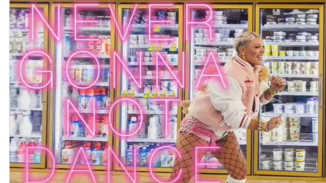 Pink fait son grand retour en musique avec un single festif ! (vidéo)