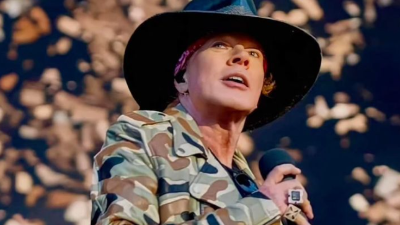Axl Rose s'effondre sur scène : les images de sa chute dévoilées par un fan Axl Rose s'effondre sur scène : les images de sa chute dévoilées par un fan