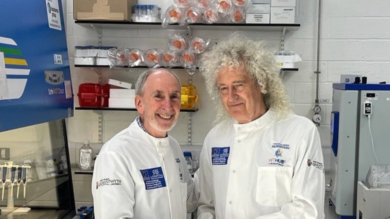 Brian May aide la NASA pour récupérer un échantillon d'astéroïde Brian May aide la NASA pour récupérer un échantillon d'astéroïde