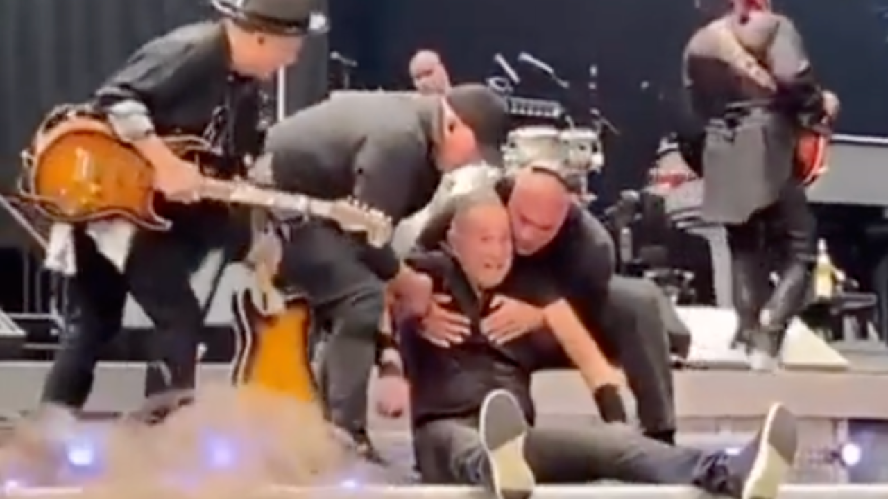 Bruce Springsteen s'effondre sur scène en pleine tournée : Les vidéos de sa chute Bruce Springsteen s'effondre sur scène en pleine tournée : Les vidéos de sa chute