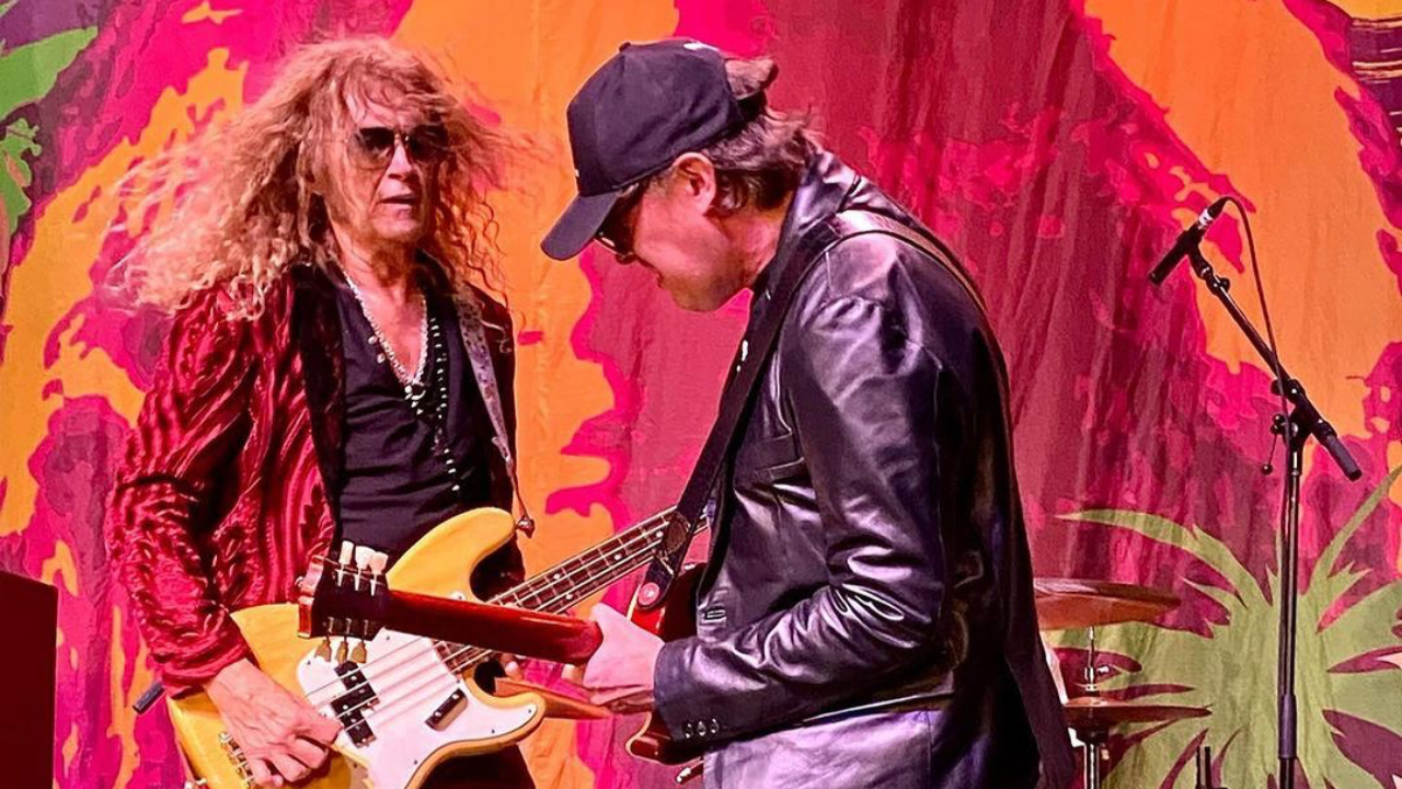 Glenn Hughes rejoint par Joe Bonamassa et Chad Smith lors de sa tournée Glenn Hughes rejoint par Joe Bonamassa et Chad Smith lors de sa tournée