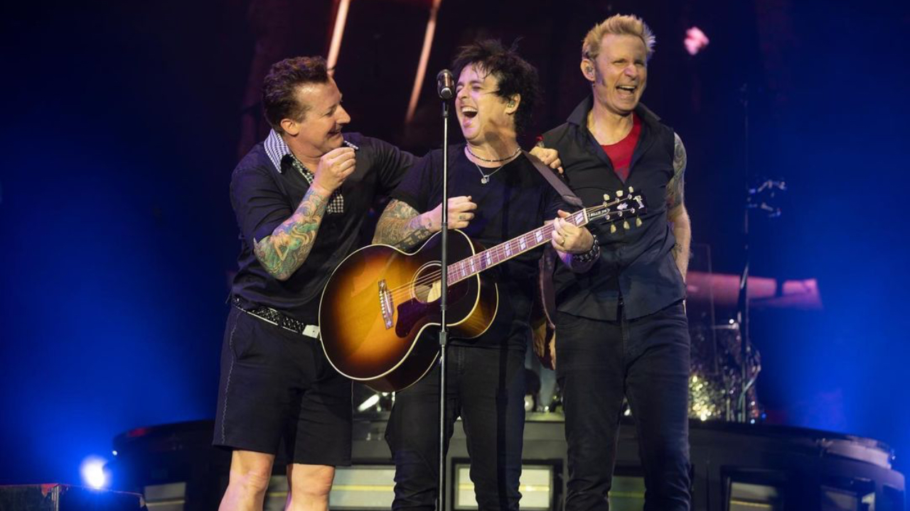 Green Day : un t-shirt du mugshot de Donald Trump avec le mot "crétin" à vendre pour la bonne cause Green Day : un t-shirt du mugshot de Donald Trump avec le mot "crétin" à vendre pour la bonne cause