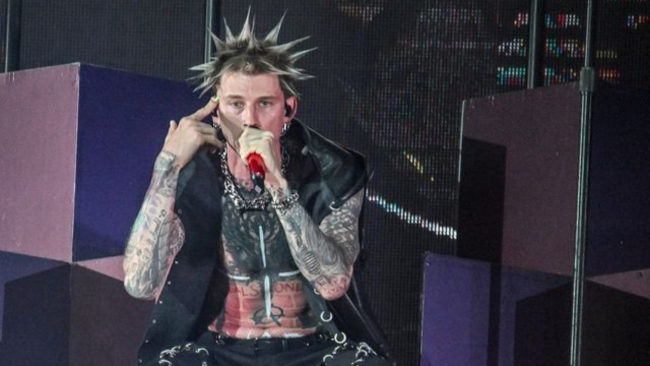 Machine Gun Kelly se fait huer durant le Hellfest lors de sa performance avec Mötley Crüe