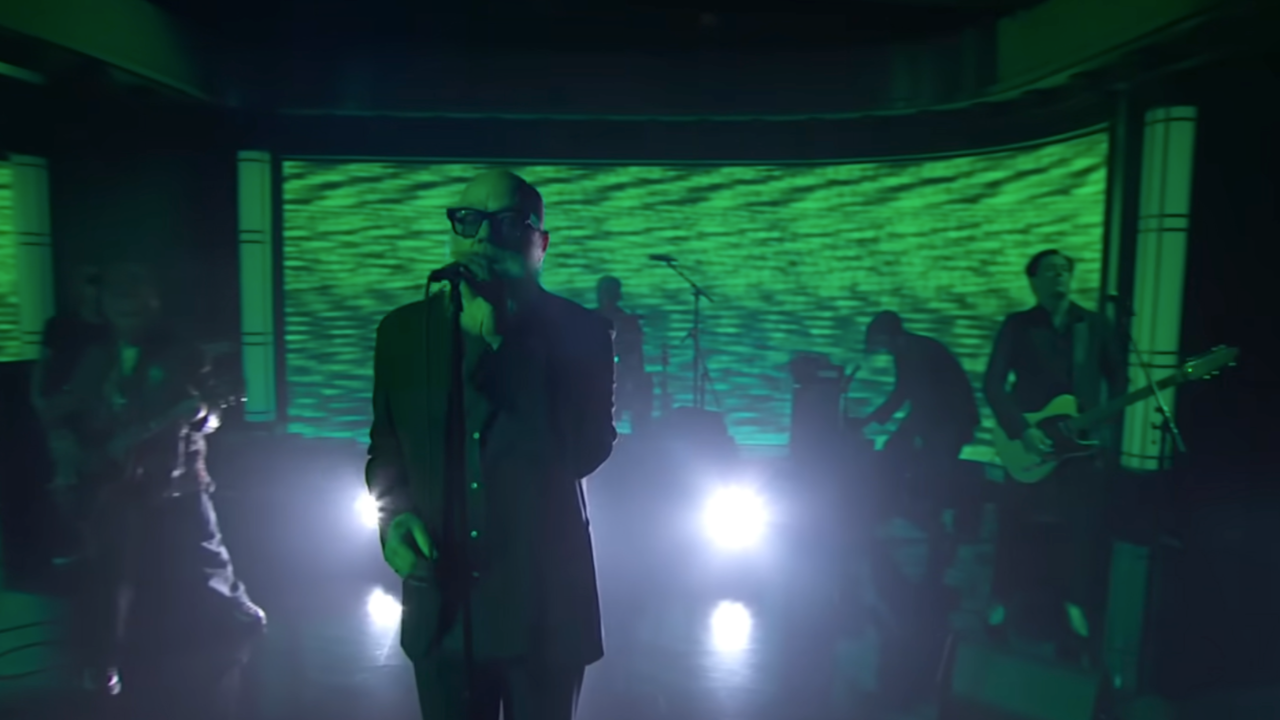 Michael Stipe revient avec un supergroupe pour &ldquo;I Played The Fool&rdquo; sur le plateau de Jimmy Kimmel