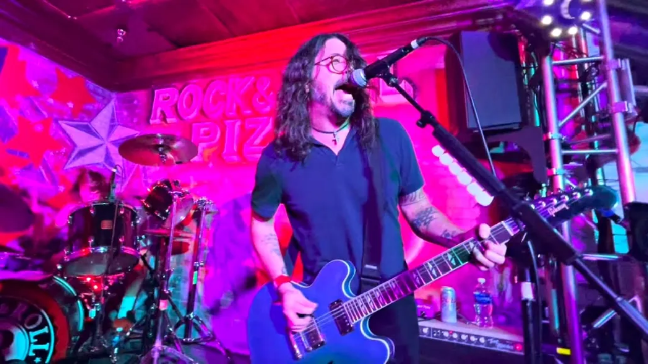 Quand Dave Grohl des Foo Fighters et Shane Hawkins mettent le feu avec Chevy Metal Quand Dave Grohl des Foo Fighters et Shane Hawkins mettent le feu avec Chevy Metal