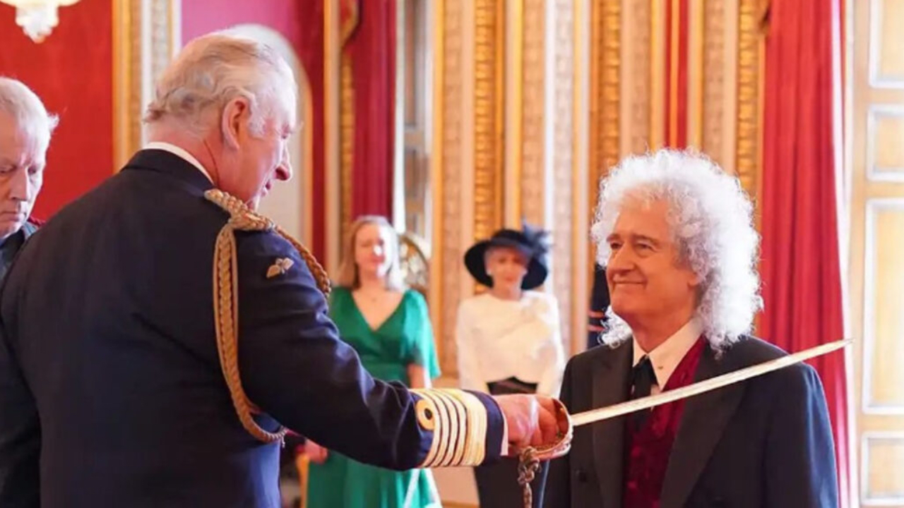 Queen : Brian May a été chevalié par le roi Charles III ! Queen : Brian May a été chevalié par le roi Charles III !