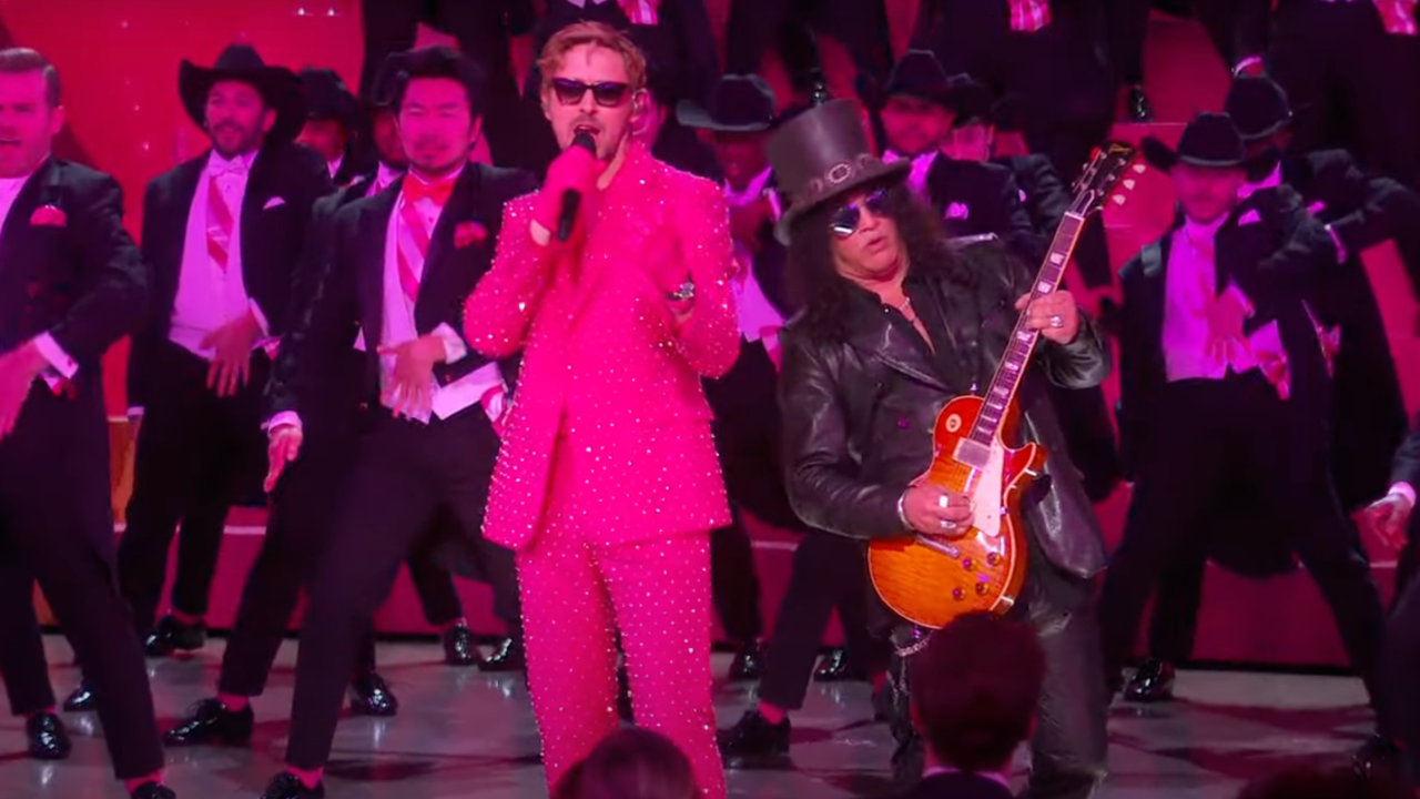 Slash performe aux côtés de Ryan Gosling aux Oscars Slash performe aux côtés de Ryan Gosling aux Oscars