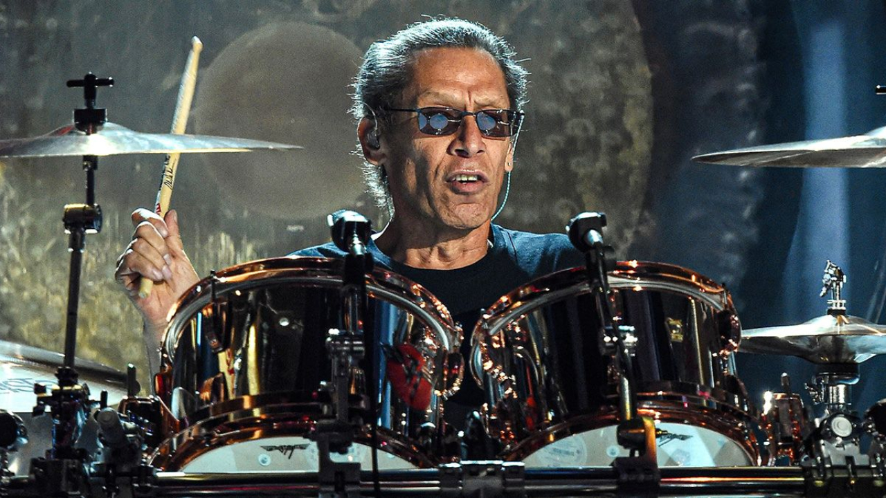 Alex Van Halen va dévoiler son livre autobiographique intitulé "Brothers" Alex Van Halen va dévoiler son livre autobiographique intitulé "Brothers"