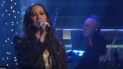 Alanis Morissette enchante le public avec sa reprise de "Last Christmas" de Wham