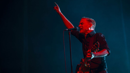 Bryan Adams : un fan a tenté de prendre sa place sur scène