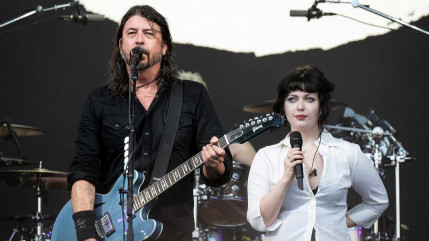 Dave Grohl et sa fille jouent du Nirvana sur scène Dave Grohl et sa fille jouent du Nirvana sur scène