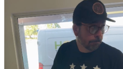 Dave Grohl fait un nouveau barbecue pour des sans-abris Dave Grohl fait un nouveau barbecue pour des sans-abris