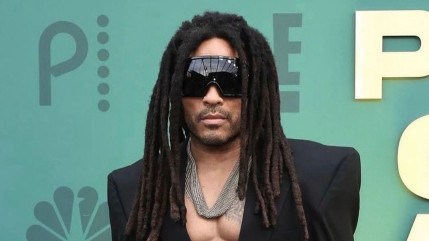Lenny Kravitz : récompensé aux People's Choice Awards, il met le feu sur scène !