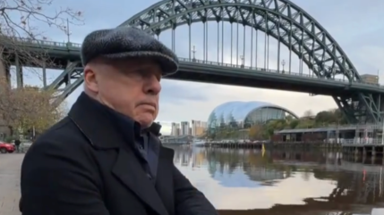 Mark Knopfler annonce un nouvel album avec le single "Ahead Of The Game" Mark Knopfler annonce un nouvel album avec le single "Ahead Of The Game"