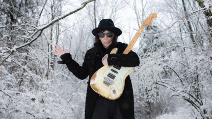 Mick Mars compte dévoiler son premier titre bientôt