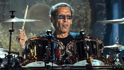Alex Van Halen va dévoiler son livre autobiographique intitulé "Brothers" Alex Van Halen va dévoiler son livre autobiographique intitulé "Brothers"