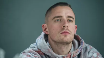 Dermot Kennedy s’offre un excellent démarrage avec son single « Kiss Me » Dermot Kennedy s’offre un excellent démarrage avec son single « Kiss Me »