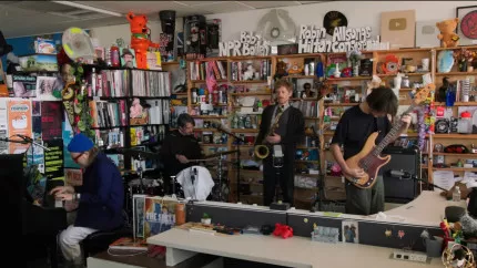 Le groupe The Smile se prête au jeu des Tiny Desk Concerts organisés par NPR  (vidéo) Le groupe The Smile se prête au jeu des Tiny Desk Concerts organisés par NPR  (vidéo)
