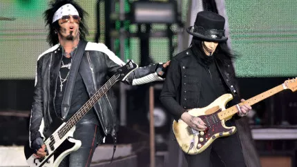 Mick Mars est très remonté contre Mötley Crüe : "J'ai fait vivre ces enf*irés pendant des années" Mick Mars est très remonté contre Mötley Crüe : "J'ai fait vivre ces enf*irés pendant des années"