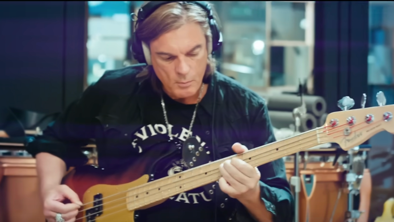 Europe dévoile son nouveau clip "Hold Your Head Up"