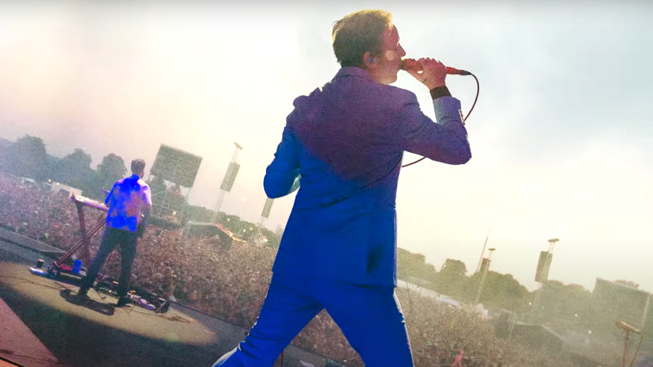 Two Door Cinema Club est "Sure Enough"