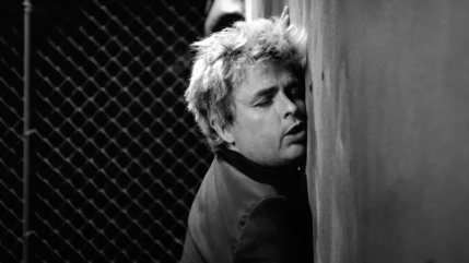 Green Day évoque les addictions sur "Dilemma" Green Day évoque les addictions sur "Dilemma"
